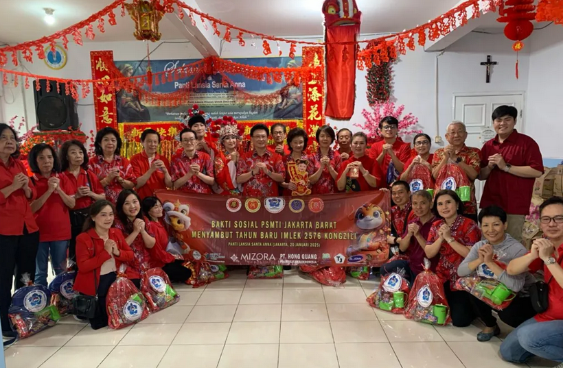 Welcoming Chinese New Year 2576, PSMTI West Jakarta Holds Social Service at Santa Anna Elderly Home. Photo source : eljohnnews.com/Sigit Purnomo