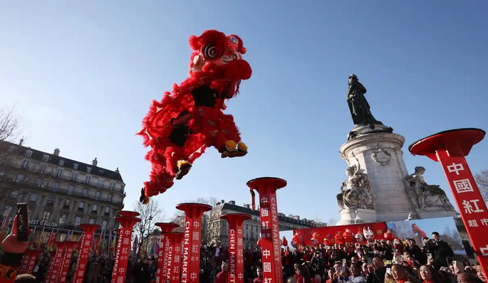  A lion dance at the opening ceremony of the Spring Festival in Paris, France, February 1. Photo : Xinhua/Gao Jing.