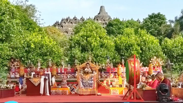 Buddhists pray at Borobudur Temple/Metro TV.