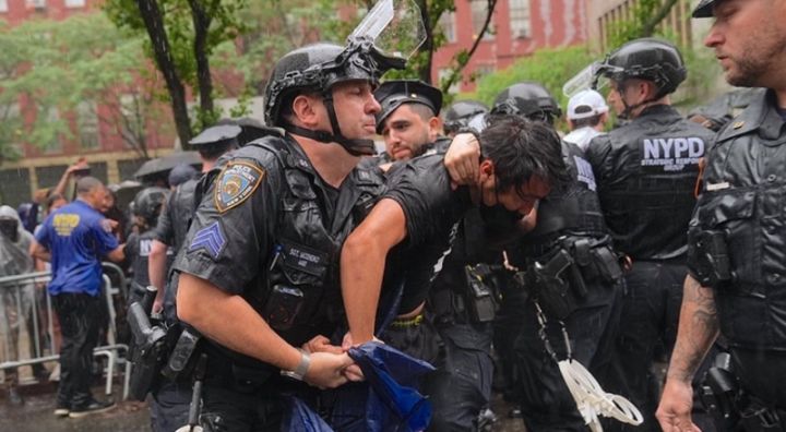 纽约警方逮捕反特朗普移民抗议者。图片：阿纳多卢通讯社