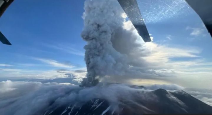克拉舍宁尼科夫火山喷出的火山灰高达6公里。资料图片：俄罗斯新闻社
