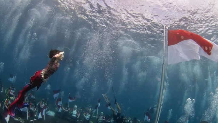 北马鲁古省省长蔡任珍在海下10米深处举行升旗仪式。资料图片：Instagram