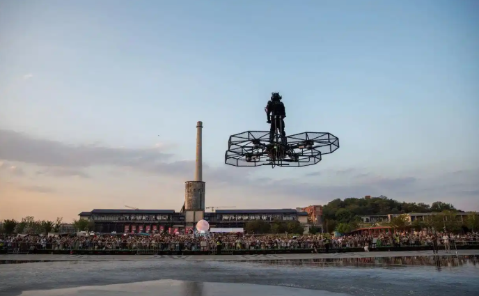 杭州国庆中秋长假先进飞行表演吸引众人目光