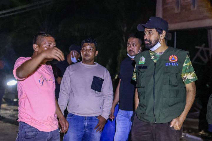 亚齐省长夜访塔米昂灾区送援物资 