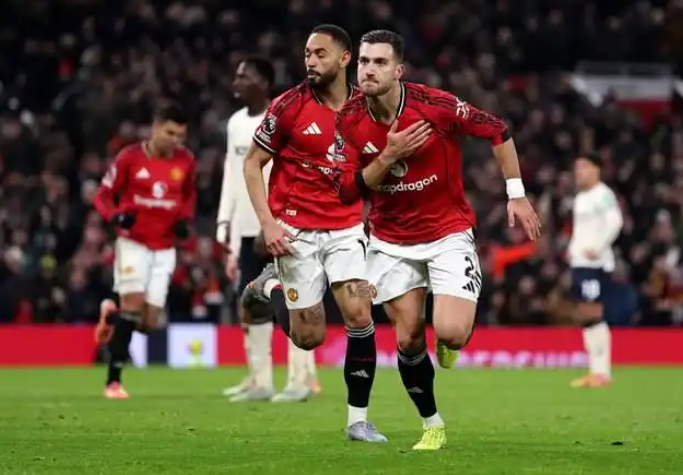 曼联vs西汉姆联。资料图片：百家号/ 护球出线