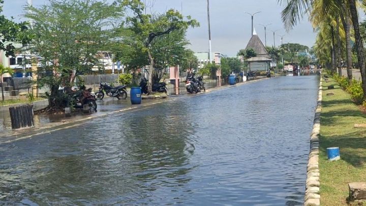 雅加达北部多处遭海水倒灌