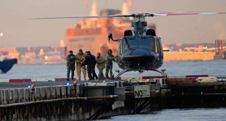 马杜罗走下直升机，前往曼哈顿法院接受传讯。图片来源：《纽约时报》