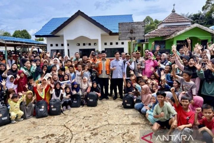 吉布兰视察南加里曼丹巴朗安县洪灾灾情