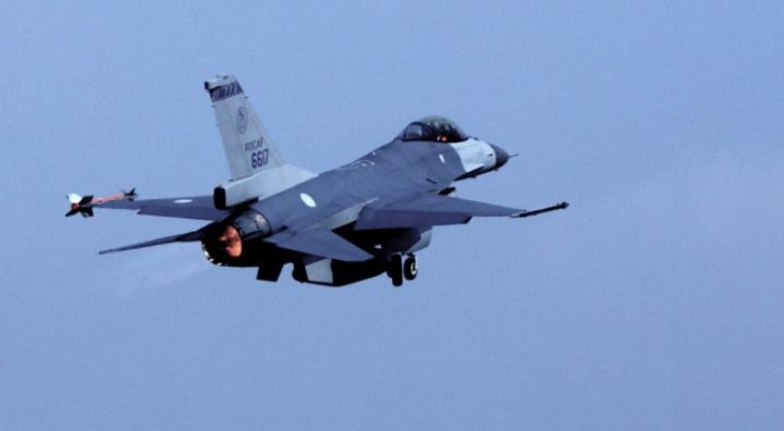 台湾暂时停飞F-16战机 