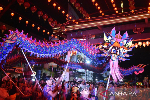 万人齐聚苏里亚肯查纳路 茂物雨中欢庆元宵