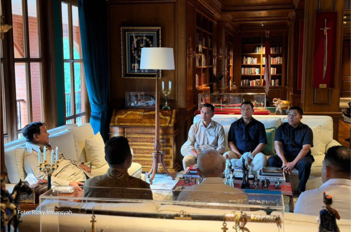 普拉博沃与前副官和护卫温馨会面 