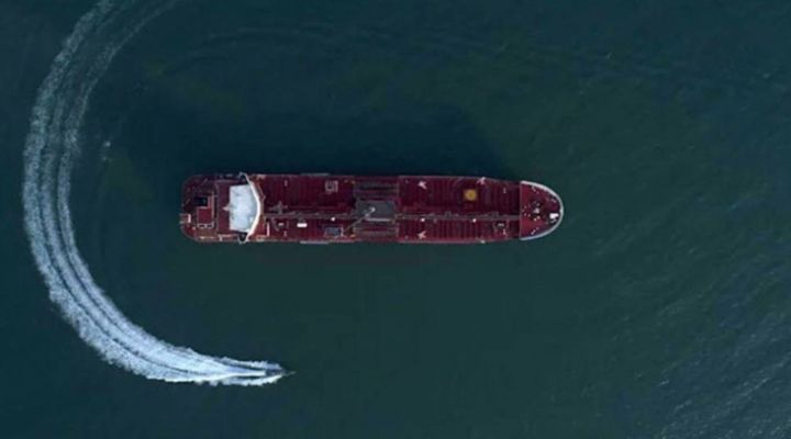 油轮通过霍尔木兹海峡。图片：Press TV