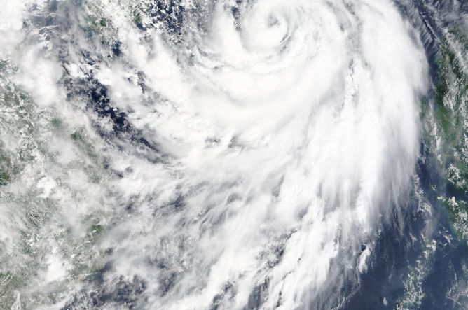 台风 “彩虹” 袭击中国南部 