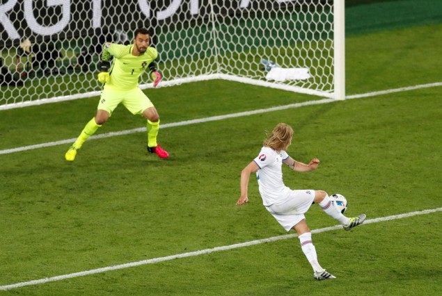 欧洲杯 - 惊人！冰岛 1-1葡萄牙 C罗失绝杀   