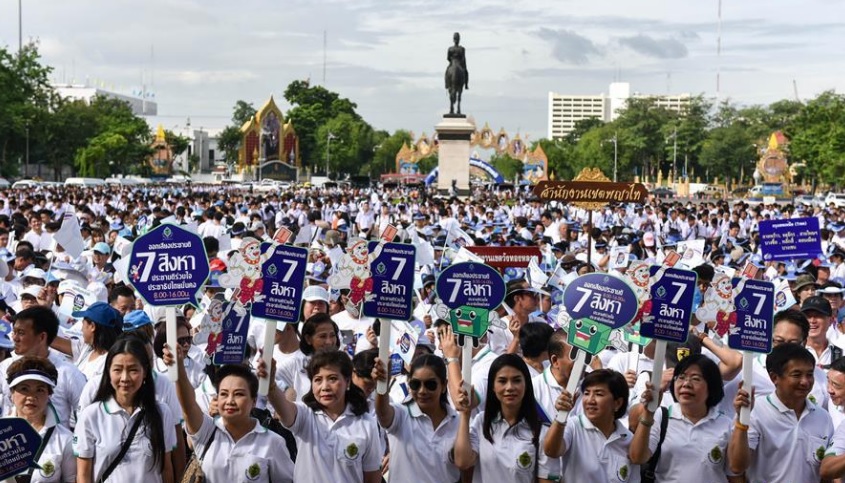泰国新宪法公投   -   学生手举  “8月 7 日，一齐参加公投，共同促进民主” 参与宣传 