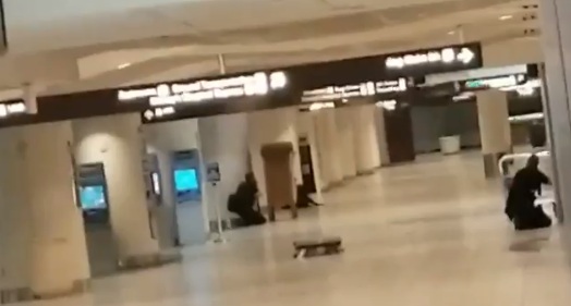 美奥兰多机场警方与持枪男子发生对峙      机场被封锁