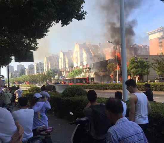 中国杭州一家餐馆发生煤气瓶爆炸      造成 20 多人受伤