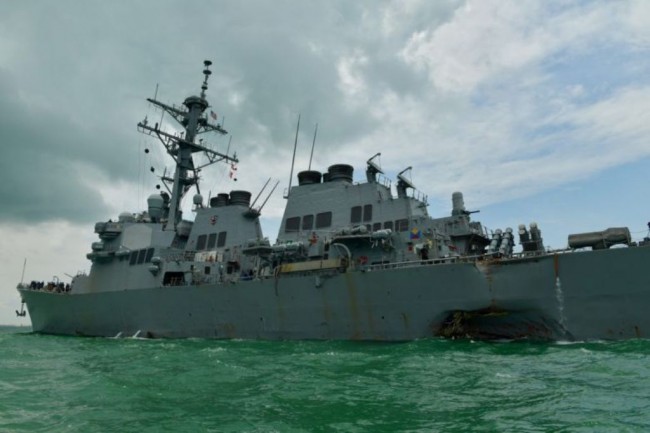 美国军舰撞船事故 ： 4 伤者送往新加坡治疗