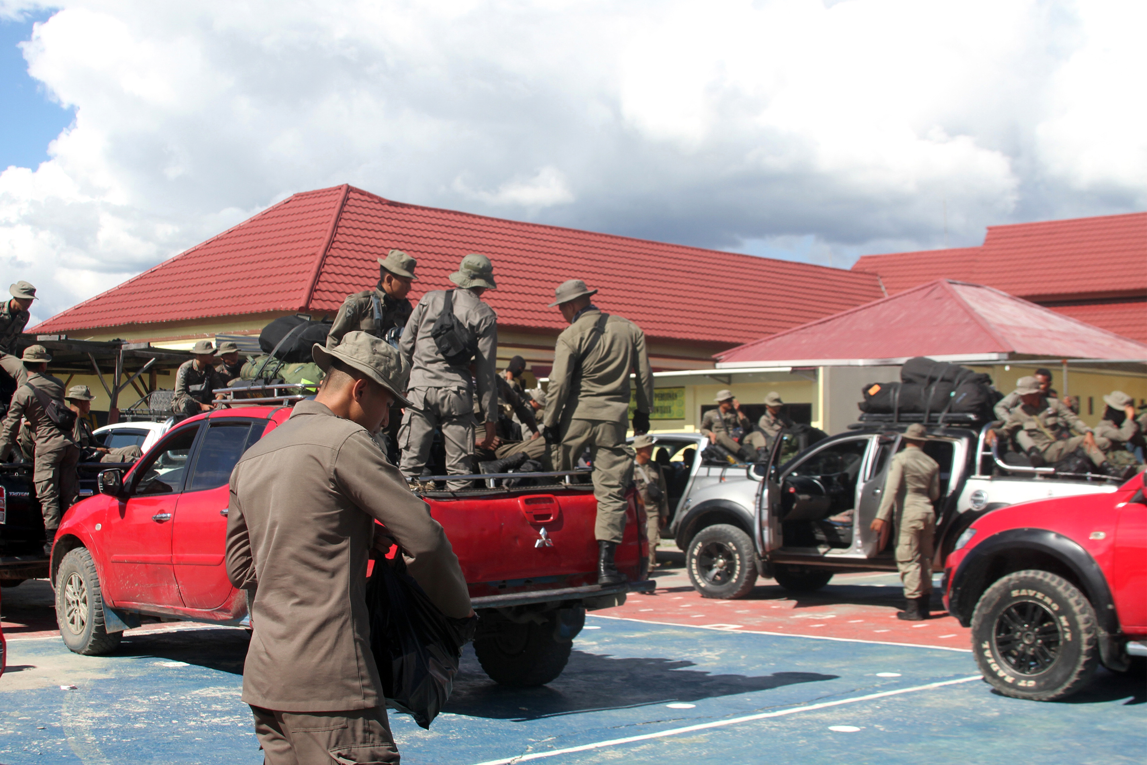 巴布亚警方疏散横贯公路谋杀案 12 名幸存者 