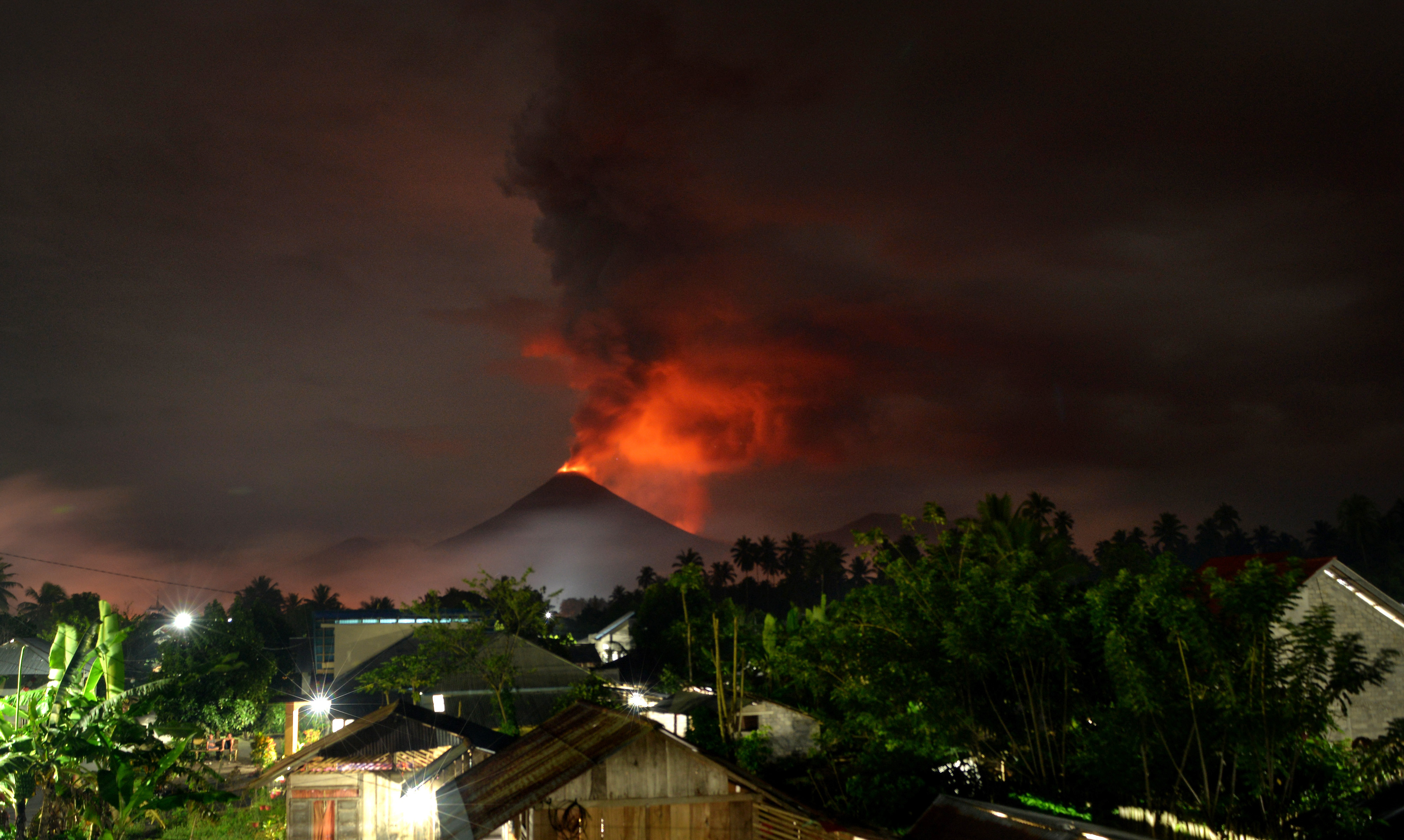 北苏拉威西索普坦火山喷发       目前活动逐渐减弱
