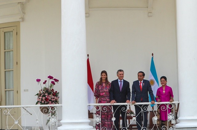 佐科威总统欢迎到访的阿根廷总统