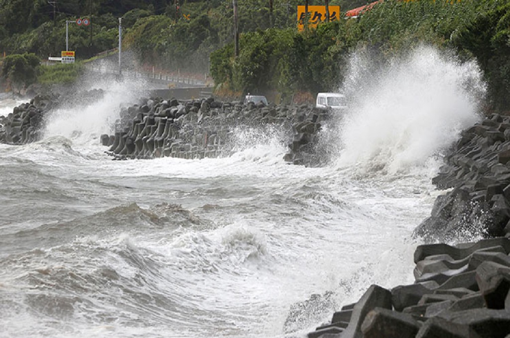 台风“海神”袭击日本西南部