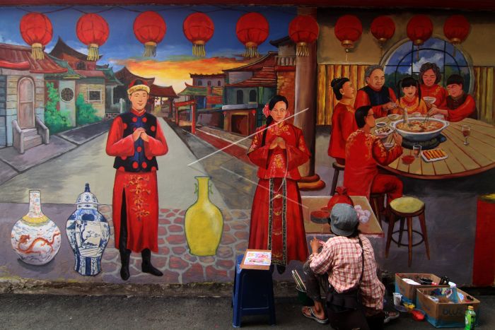 坤甸市唐人街缀满亮丽壁画吸引游客前来观赏