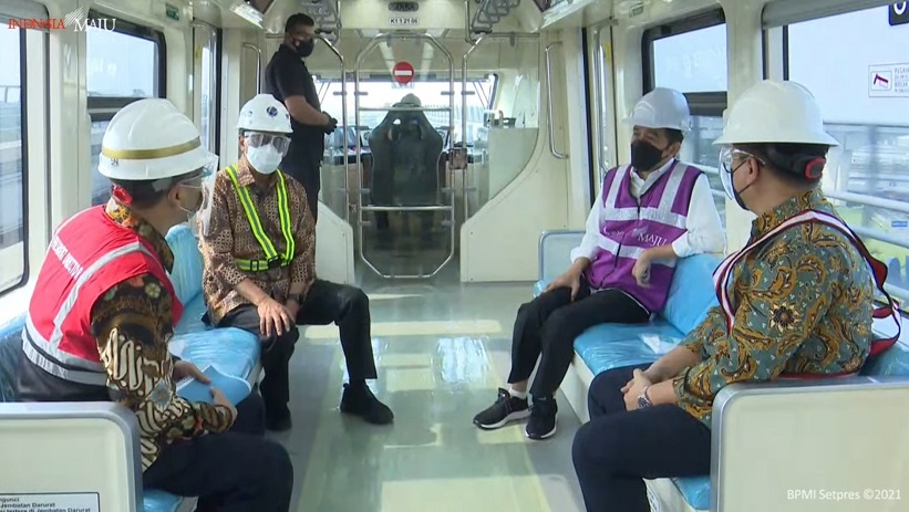 佐科威总统视察大雅加达地区轻轨建设 