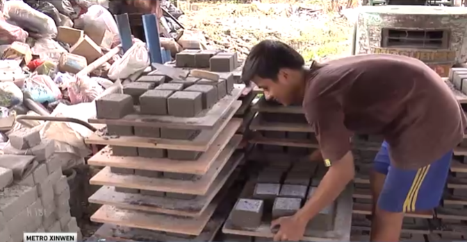 雅加达一家砖厂将塑料垃圾研发成环保砖