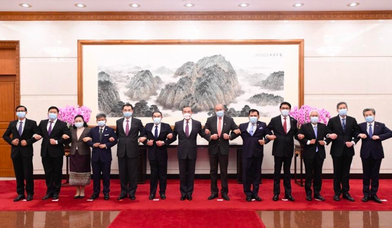 中国外长王毅会见东盟国家驻华使节