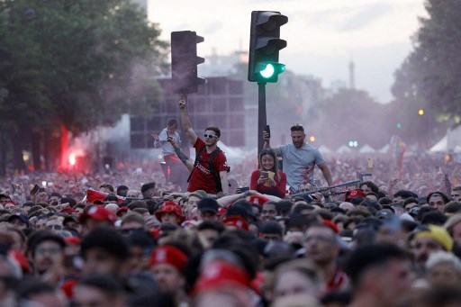 欧冠决赛球迷冲击体育场，数十人被捕  