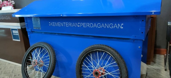 两名贸易部官员涉采购餐车腐败案 