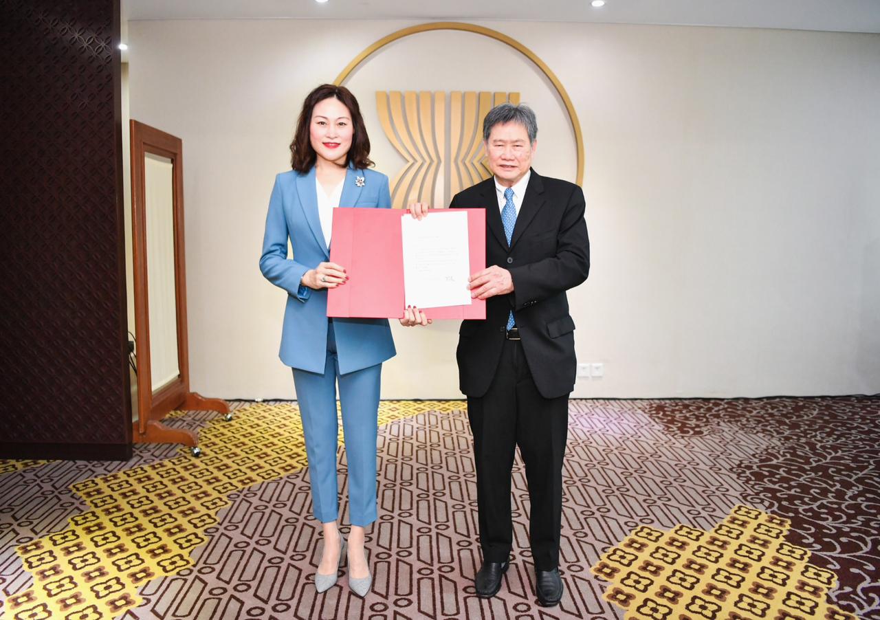 新任中国驻东盟大使侯艳琪向东盟秘书长递交任命书 