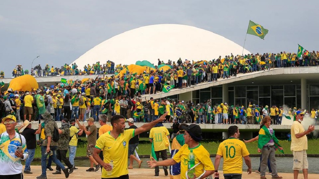 博索纳罗支持者强行闯入巴西国会等机构，至少170人被捕