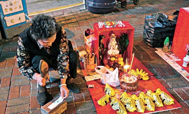 香港“打小人仪式”可赶走不利人物？