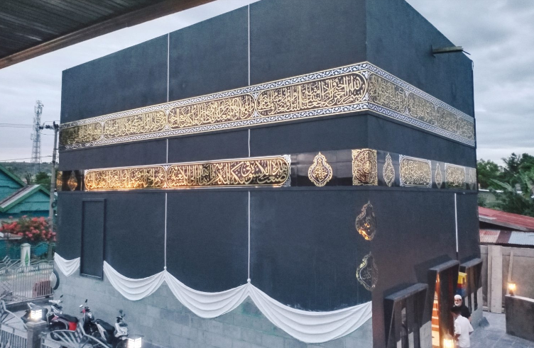 马其内县一清真寺与沙特天房相似，吸引游客观赏