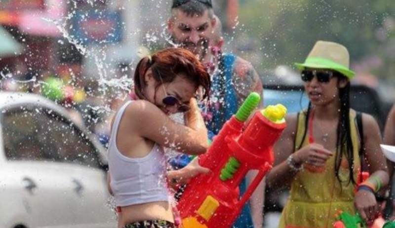泰国泼水节活动暂停两年后重启，千上万人互相泼水取乐