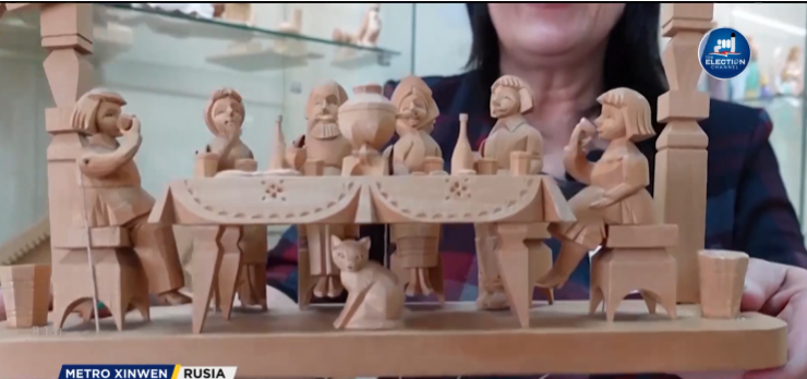 俄罗斯一村百年历史木制玩具工艺吸引游客