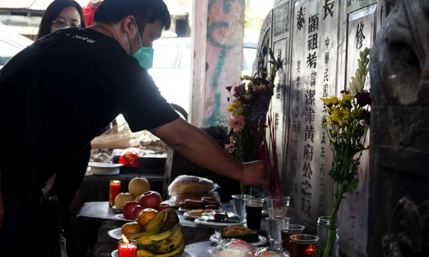 当格朗末任华人甲必丹“黄洁津”之墓遭破坏，深感触动年轻一代