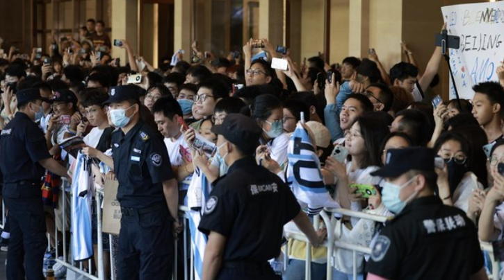 梅西抵达北京引起大批球迷在机场、酒店等候