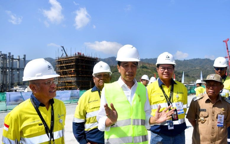 佐科威视察西松巴哇安曼公司冶炼厂建设项目 