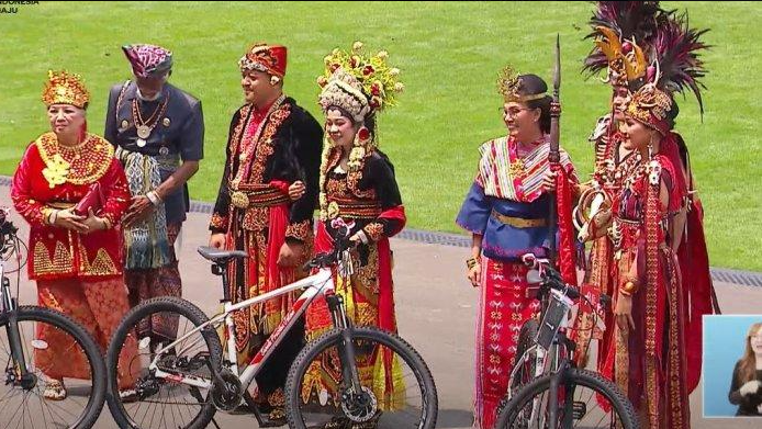 独立庆典总统夫人与儿子、财长荣获最佳民族服装