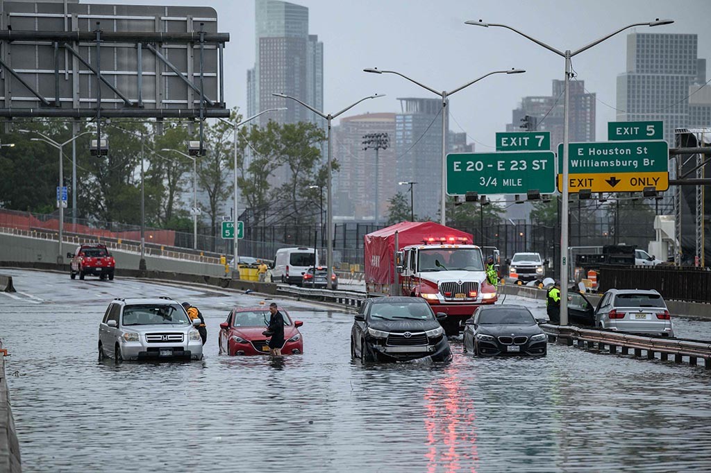 美国纽约洪水淹没街道，地铁停运、机场瘫痪 