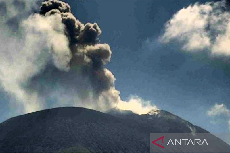 伊里莱沃托洛科火山喷发，火山灰高达700米