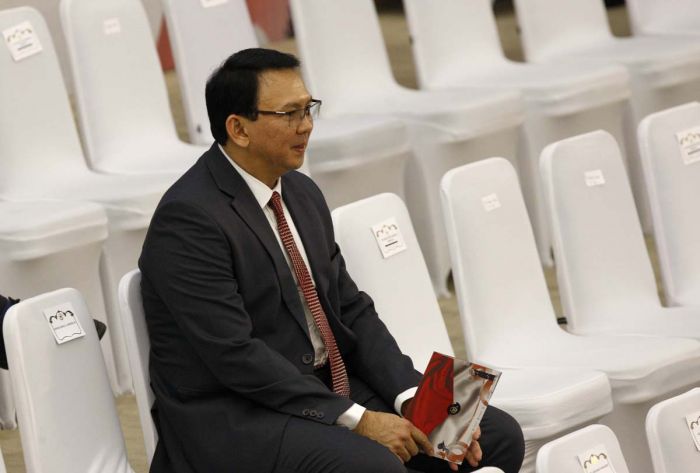 钟万学就液化天然气腐败案以证人身份接受调查 