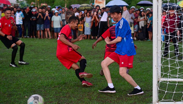 佐科威在巴度村与当地民众一起踢足球