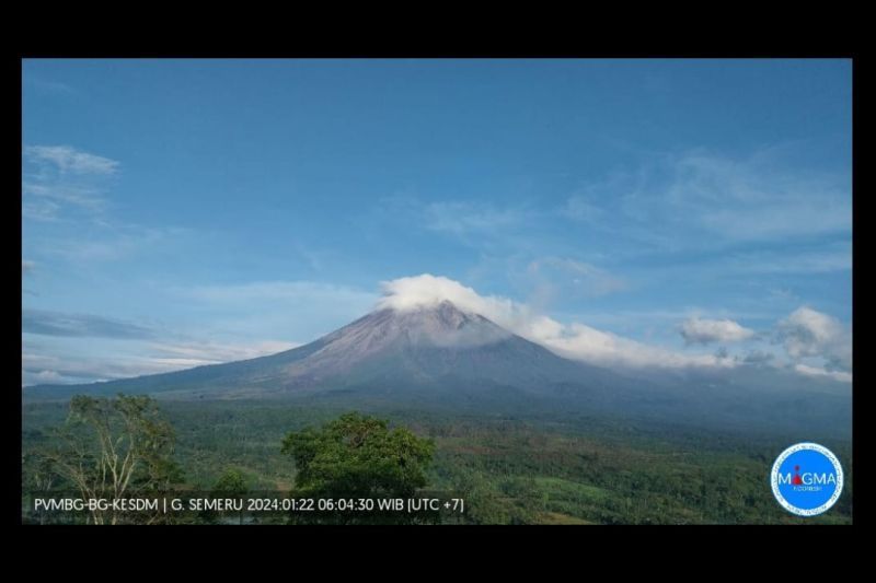 塞梅鲁火山再次喷发烟雾