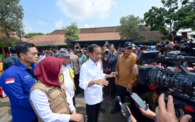 佐科威：通过修复堤坝、消云减雨克服德马克洪水