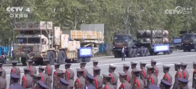 伊朗举行国军日阅兵仪式      炫耀新武器 