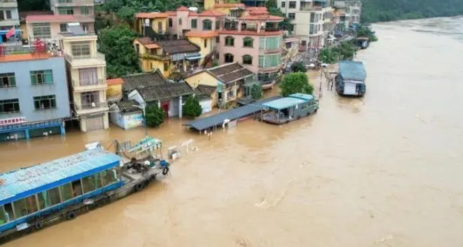 广东省遭强降雨袭击，数万人被撤离 